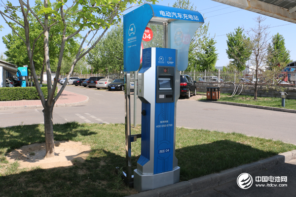 續(xù)航及充電能力阻礙新能源車發(fā)展 充電OR換電誰主未來？