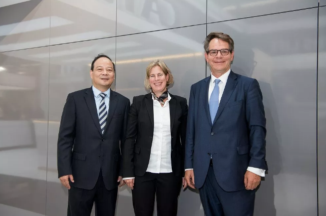 寧德時代與戴姆勒卡客車簽訂電動卡車電池全球采購協議