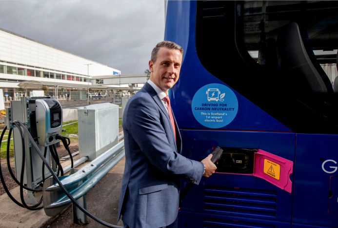 格拉斯哥機場總經(jīng)理馬克?約翰斯頓（Mark Johnston）在交付現(xiàn)場 圖片來源：企業(yè)供圖