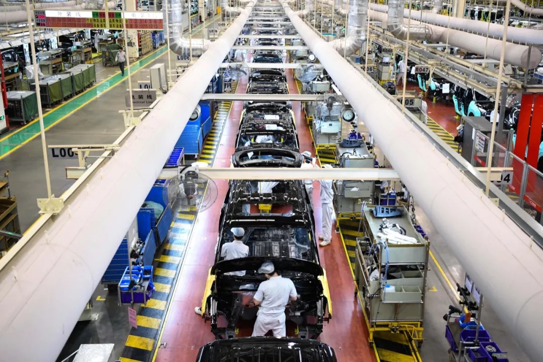 工作人員在汽車生產線上作業