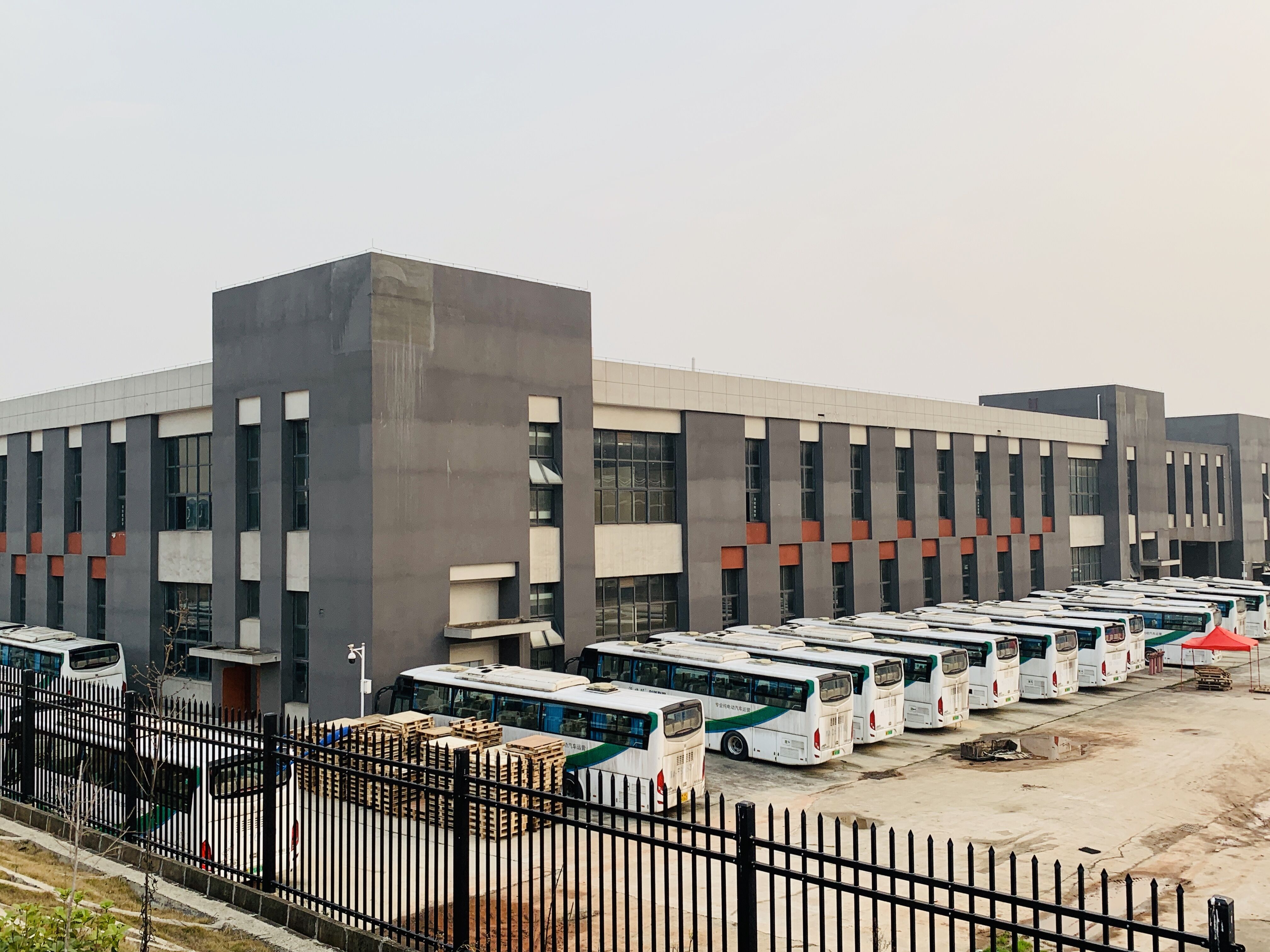 沃特瑪將要廢棄的新能源大巴在停車場已銹跡斑斑