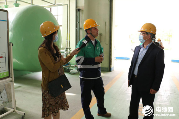 中國電池新能源產業(yè)鏈調研團一行與金川粉體公司相關領導交流