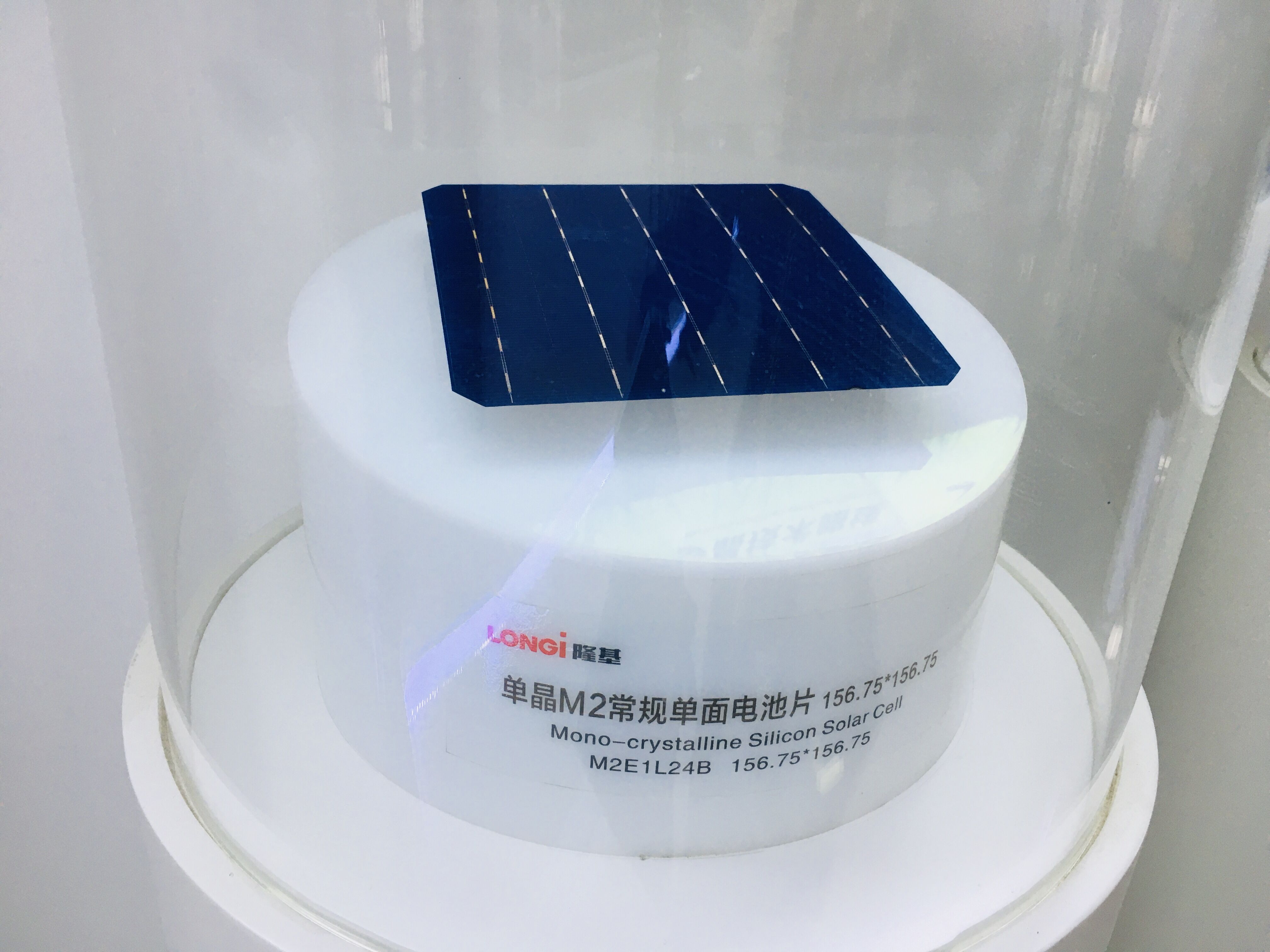 隆基股份生產(chǎn)的單晶硅片