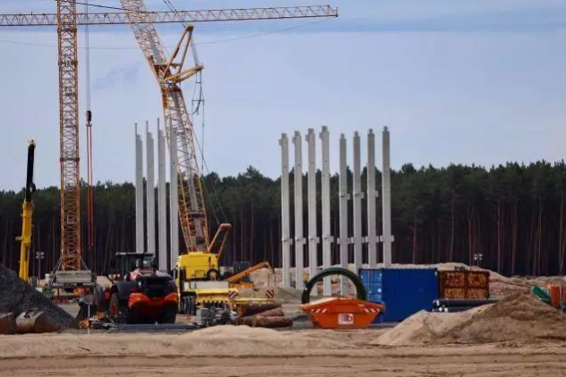 特斯拉柏林工廠建設加速 首批立柱已經豎立在現場