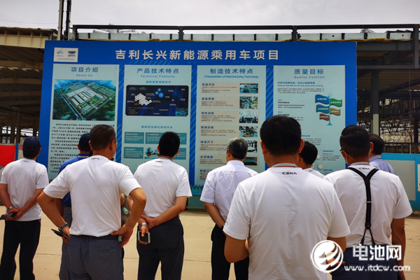 電池百人會(huì)企業(yè)家一行調(diào)研考察天能集團(tuán)吉利長興整車生產(chǎn)基地