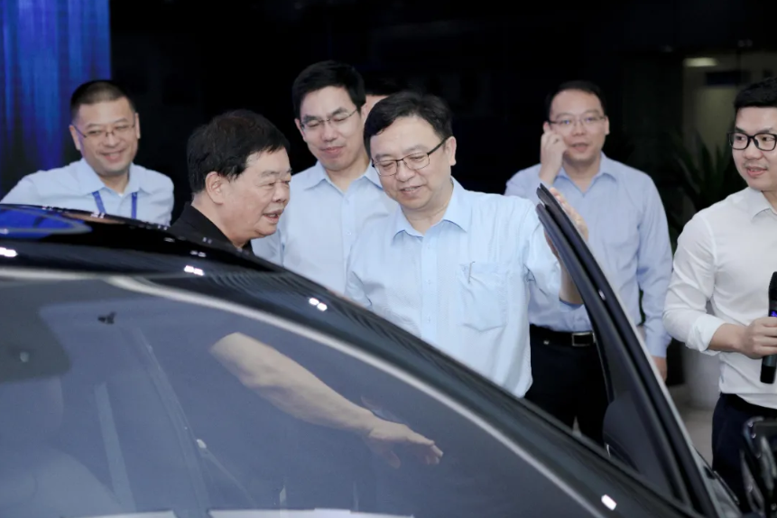 福耀集團董事長曹德旺先生體驗漢EV