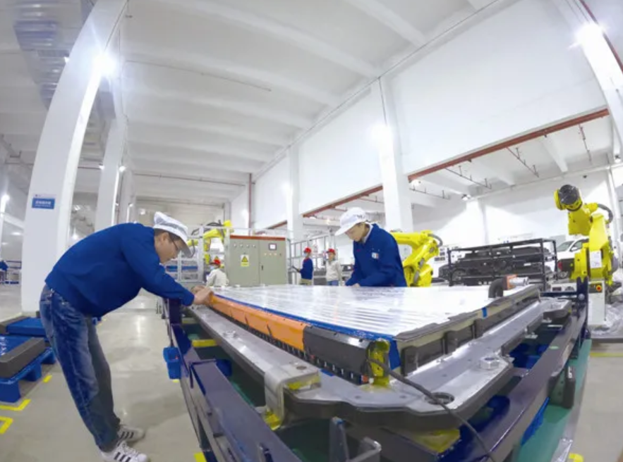 比亞迪動力電池生產基地車間內，工人正在進行刀片電池包最后組裝