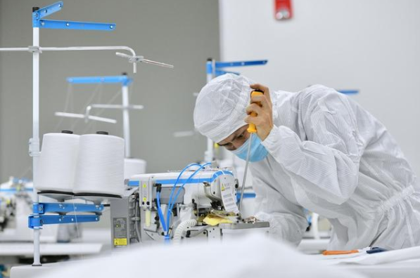 在位于晉江的福建海峽石墨烯產(chǎn)業(yè)技術(shù)研究院的無菌實驗室,技術(shù)人員在調(diào)試剛剛送達(dá)的防護(hù)服生產(chǎn)設(shè)備。新華社記者姜克紅攝 在位于晉江的福建海峽石墨烯產(chǎn)業(yè)技術(shù)研究院的無菌實驗室,技術(shù)人員在調(diào)試剛剛送達(dá)的防護(hù)服生產(chǎn)設(shè)備。新華社記者姜克紅攝