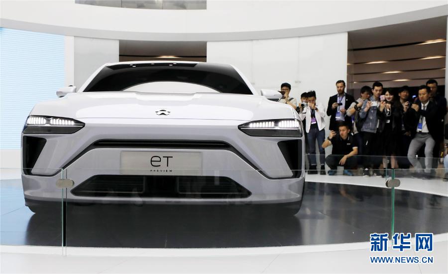 第18屆上海國際汽車工業(yè)展覽會上，人們在觀看蔚來汽車展出的純電動轎車產(chǎn)品系列eT預(yù)覽版。新華社記者 方喆 攝