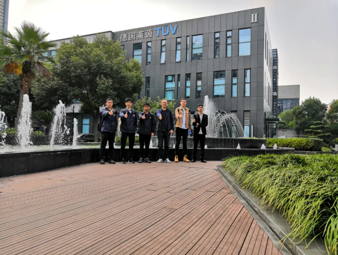 （日日順科技服務赴萊茵認證留念）