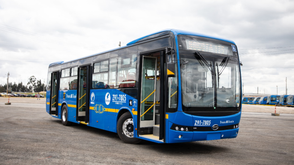 比亞迪電動巴士充電時長約1.5~2.5小時，單次充電續航超過300公里