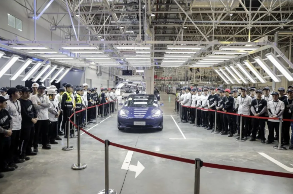 2019年12月，在上海特斯拉超級工廠舉行的儀式上，第一輛中國制造Model 3汽車從裝配線下線