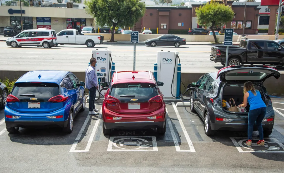 拜登推出千億美元電動汽車計劃  要與中國一較高下？