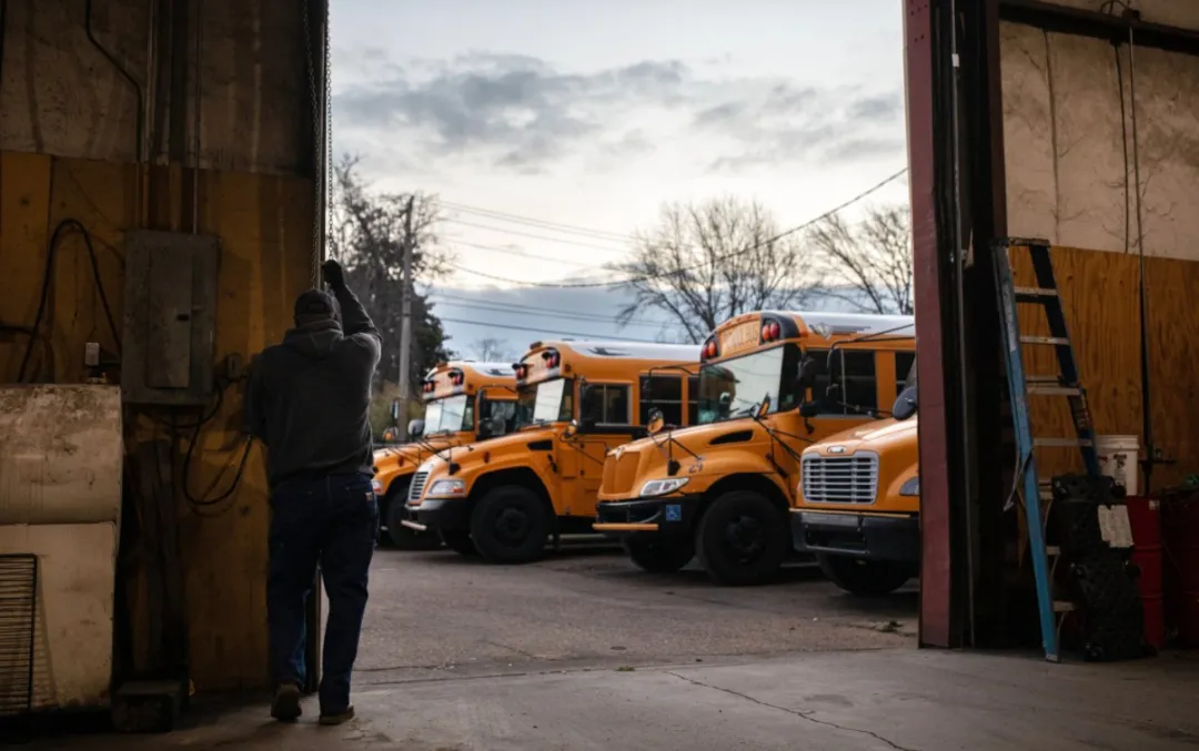 拜登推出千億美元電動汽車計劃  要與中國一較高下？