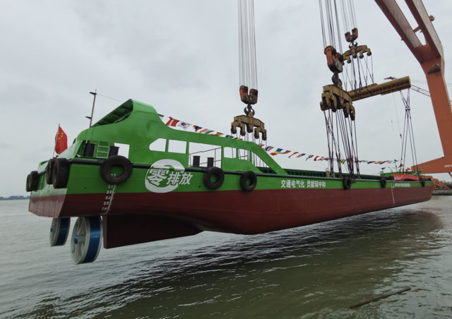 首艘國產內河純電池動力集裝箱船正式下水