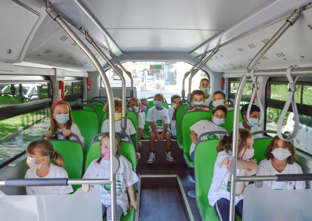 安科納當(dāng)?shù)貙W(xué)生首次體驗純電動巴士出行