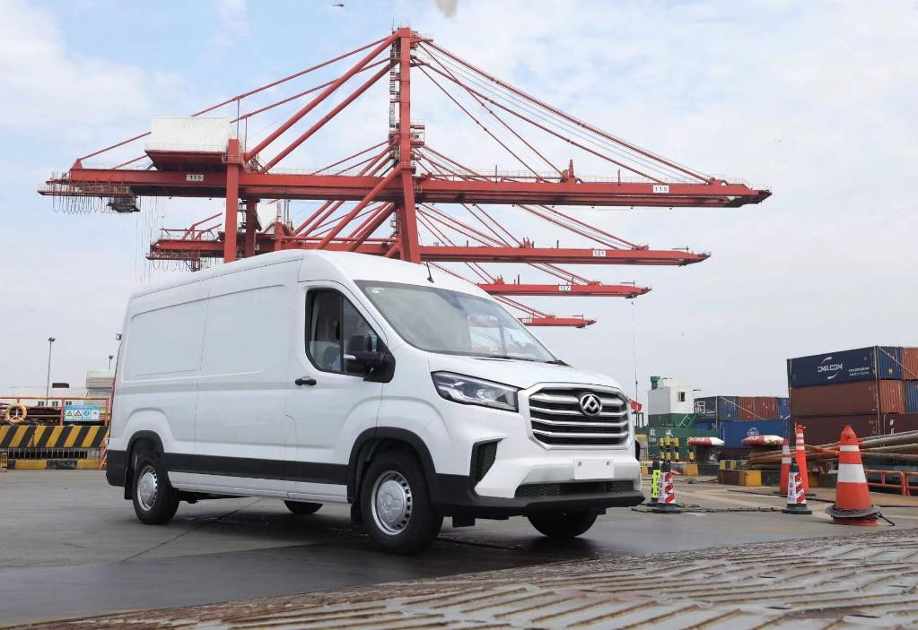 正在港口“蓄勢待發(fā)”的上汽大通汽車。 受訪者供圖