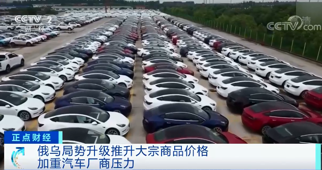 缺“芯”！產量腰斬！各大車企“慌”了？特斯拉股價暴跌25%