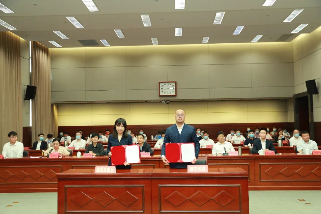 鷹潭高新區與耀寧科技年產20GWh磷酸鐵鋰電池項目一期簽約儀式現場