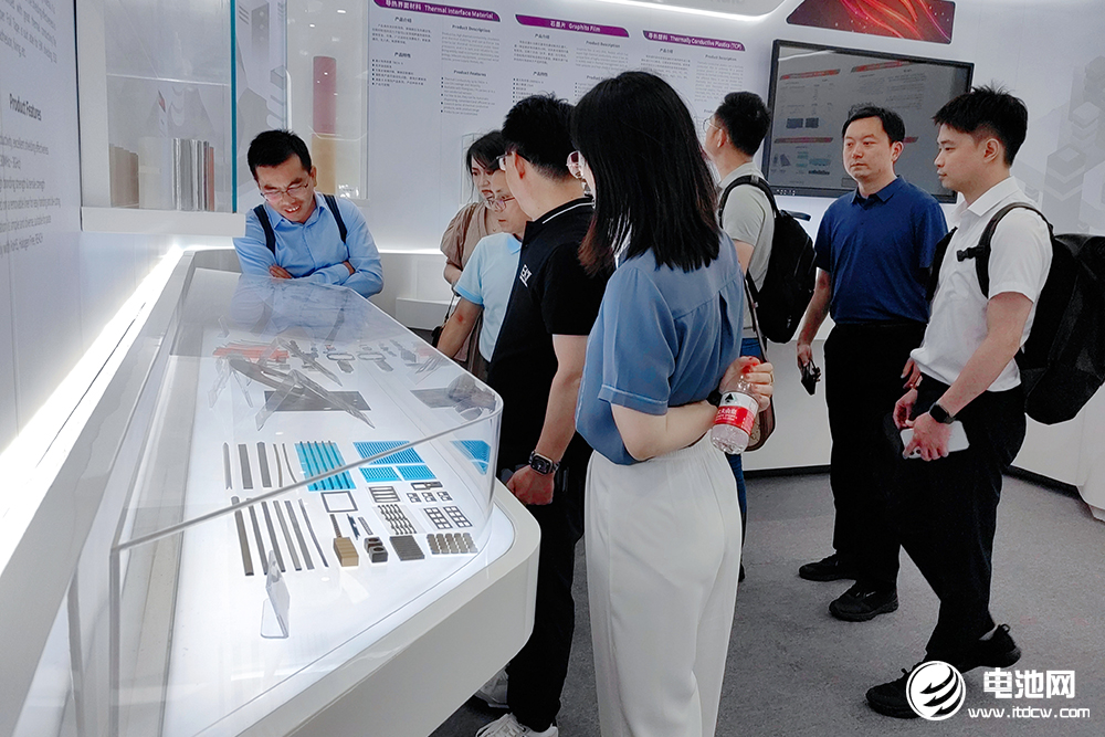 中國電池新能源產(chǎn)業(yè)鏈調(diào)研團一行到訪飛榮達