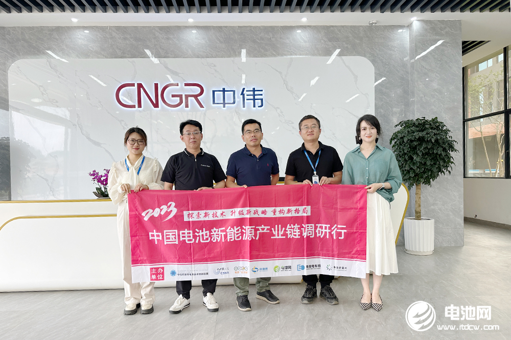 中關(guān)村新型電池技術(shù)創(chuàng)新聯(lián)盟秘書長于清教一行參觀考察貴州中偉儲(chǔ)能