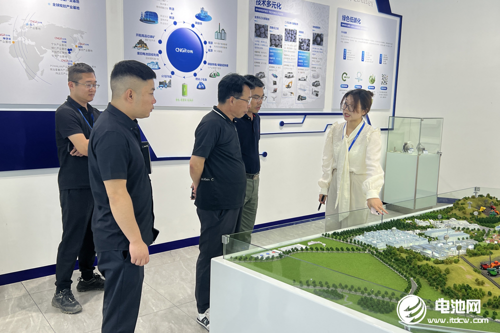 中關(guān)村新型電池技術(shù)創(chuàng)新聯(lián)盟秘書長于清教一行參觀考察貴州中偉儲(chǔ)能