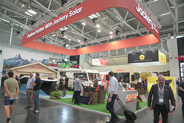 華寶新能攜旗艦Jackery電小二2000 Plus 首秀全球最大光伏展