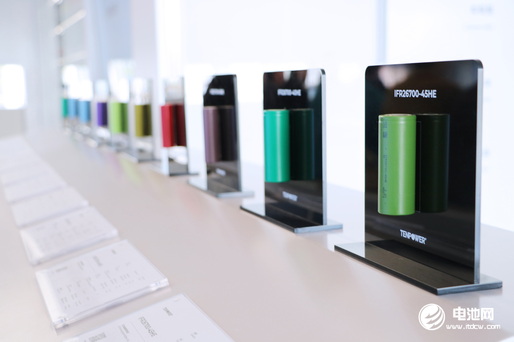 中國電池新能源產(chǎn)業(yè)鏈調(diào)研團一行參觀考察天鵬電源