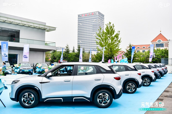 比亞迪總裁王傳福為元UP車主交車，這波車主排面拉滿！