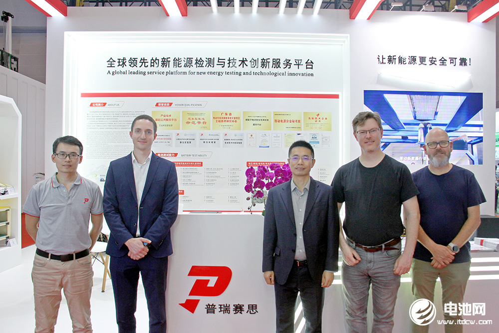 普瑞賽思董事長兼總經理許輝勇（左三）