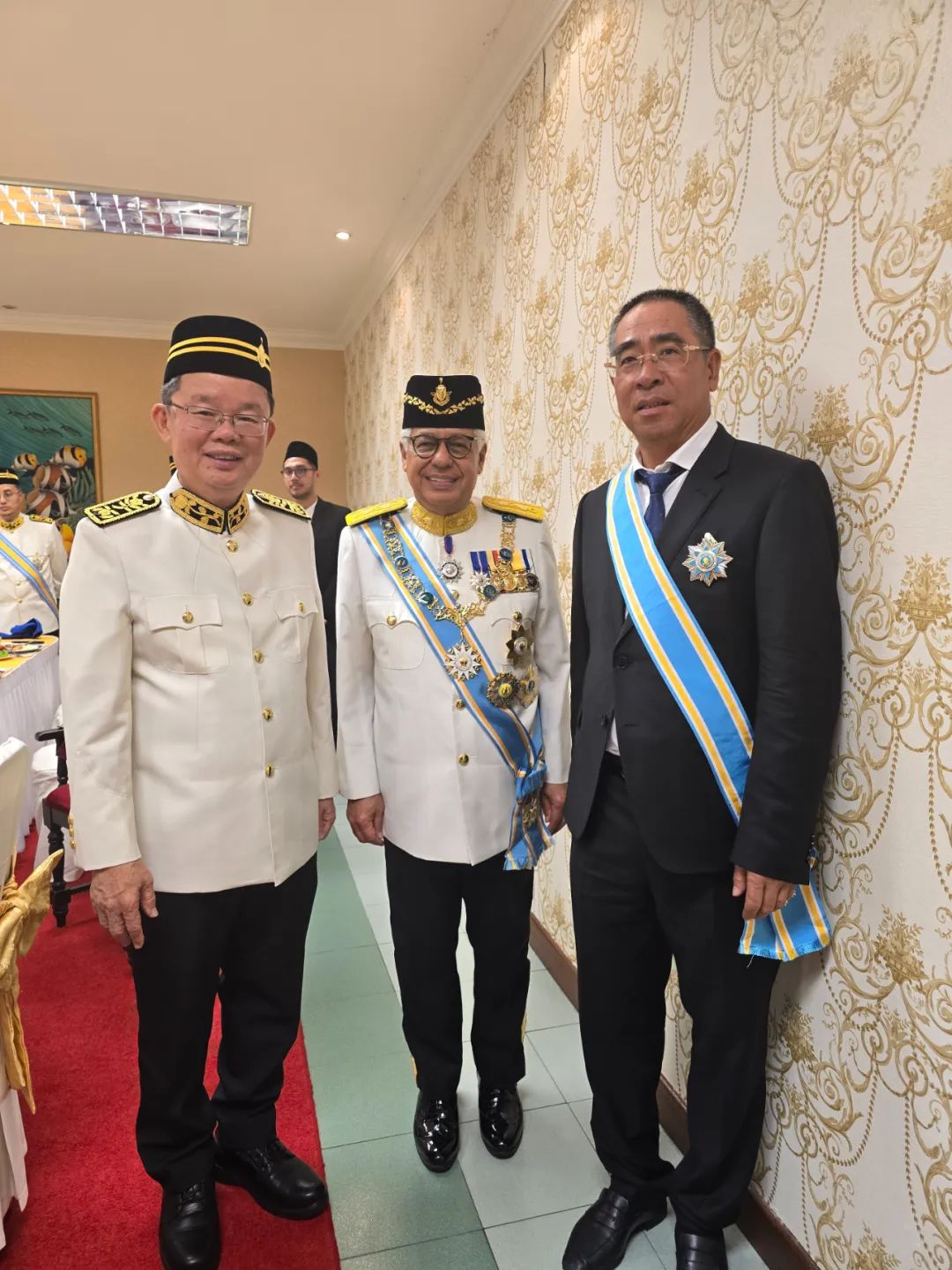 (中間為檳城州元首阿末弗茲,左側為檳城州首席部長曹觀友,右側為星源材質董事長陳秀峰) (中間為檳城州元首阿末弗茲,左側為檳城州首席部長曹觀友,右側為星源材質董事長陳秀峰)