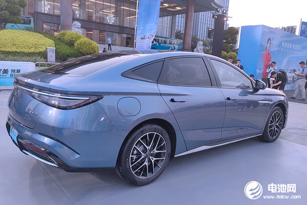 新能源累銷超830萬輛 比亞迪中大型轎車價格殺入13萬級 新能源累銷超830萬輛 比亞迪中大型轎車價格殺入13萬級