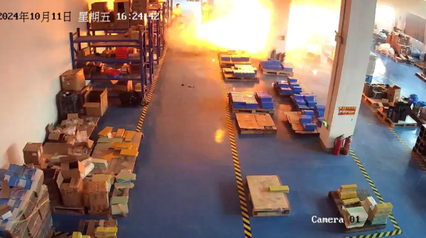 靜靜堆放的鋰電池也會(huì)爆炸？廣東佛山一電池廠燒了……