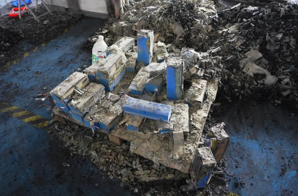 靜靜堆放的鋰電池也會(huì)爆炸？廣東佛山一電池廠燒了……