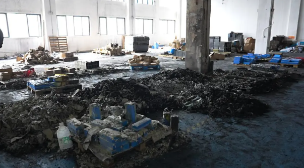 靜靜堆放的鋰電池也會(huì)爆炸？廣東佛山一電池廠燒了……