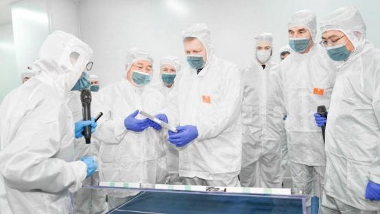 菲佐總理在國軒高科大眾UC工廠產(chǎn)線內(nèi)仔細端詳標準電芯