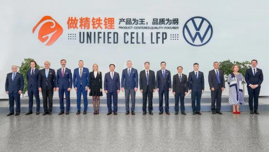 菲佐總理一行在UC工廠臨別留影