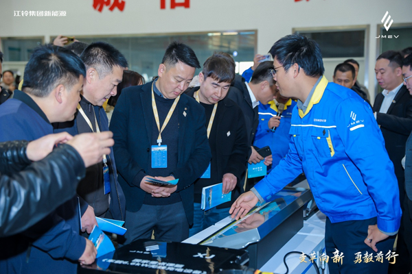 孚能科技全固態電池吸引了眾多參觀者目光和興趣