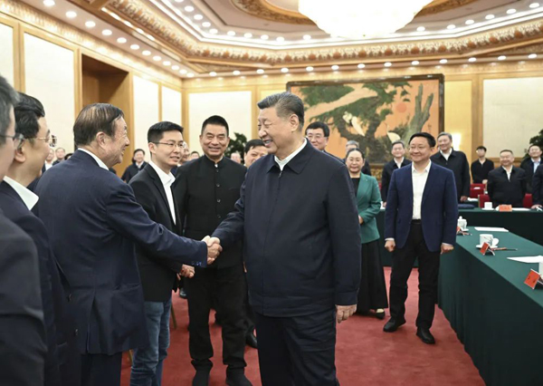 2月17日，中共中央總書記、國家主席、中央軍委主席習近平在京出席民營企業座談會并發表重要講話。這是習近平同民營企業負責人親切交流。 新華社記者 李學仁 攝